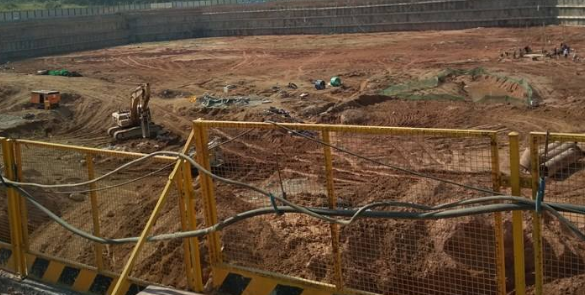 地鐵深大基坑支護土方開挖施工研究